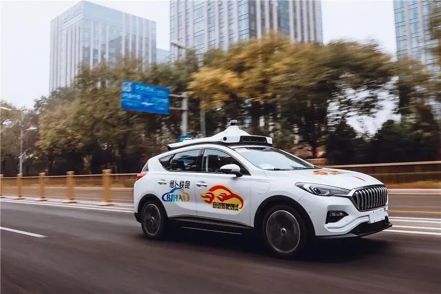 自動(dòng)駕駛市場暗流涌動(dòng)：百度與特斯拉的Robotaxi之戰(zhàn)一觸即發(fā)